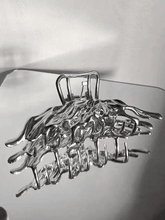 Clip de garra de mariposa de metal líquido